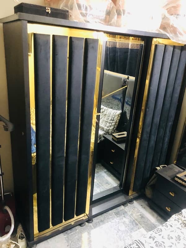 Room furniture condition new Black & golden 7