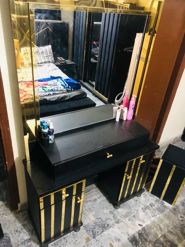 Room furniture condition new Black & golden 8