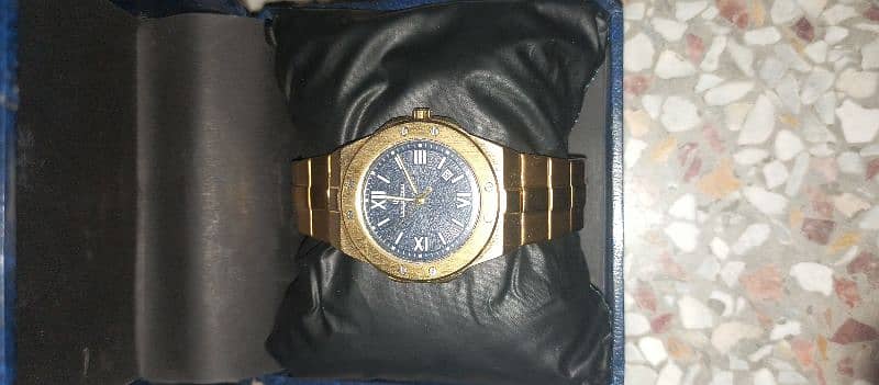 beautiful Golden watch 0