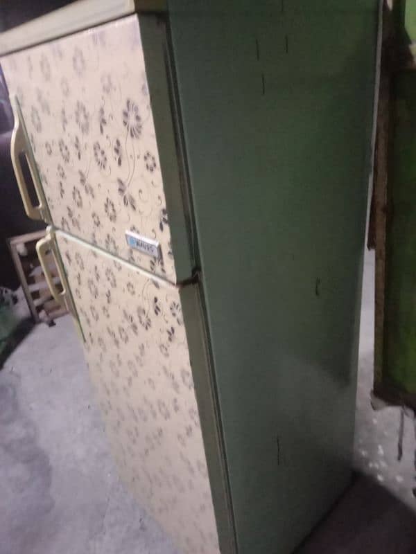 waves fridge for sell 6 year used totally genioun no repair 2