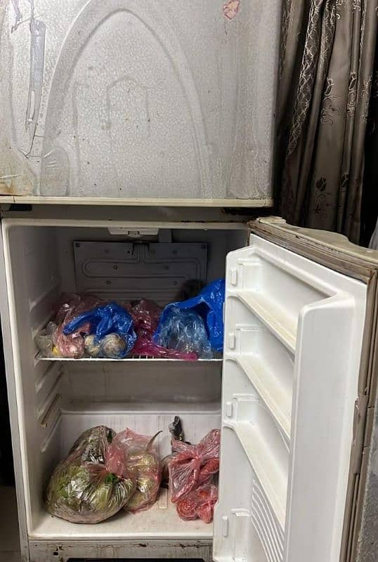 Dawlance fridge medium size for sale 3