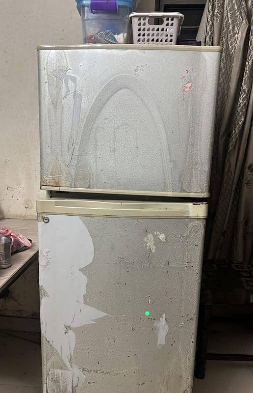 Dawlance fridge medium size for sale 4