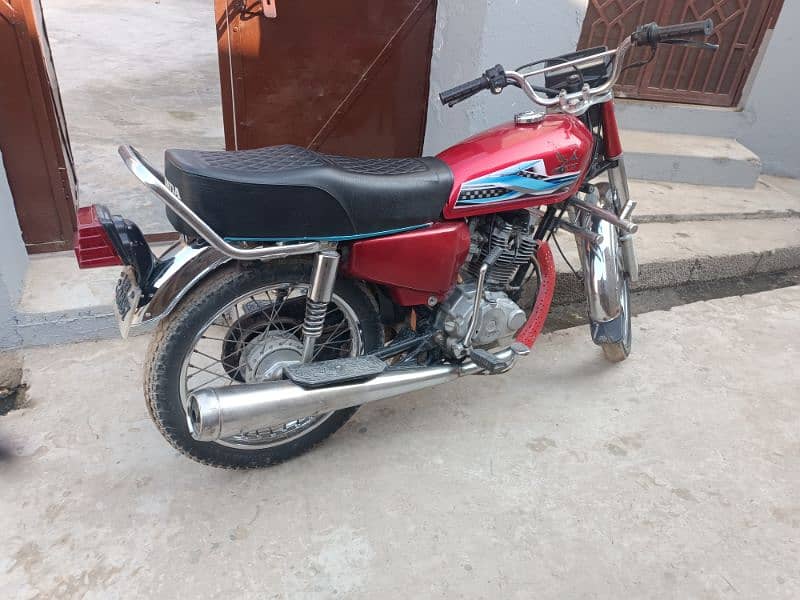 Honda 125. . . old model sokeen 1