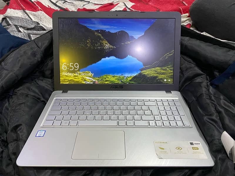 ASUS VivoBook i3-7th Gen 0