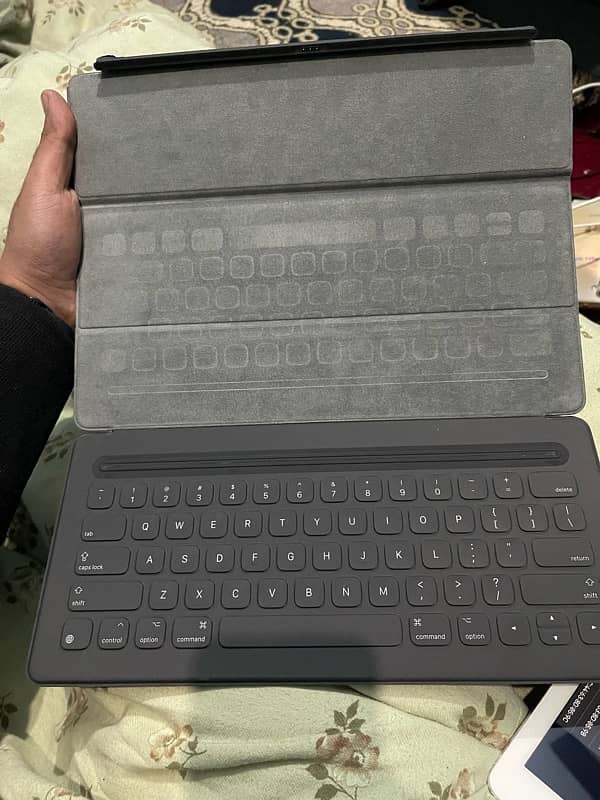 iPad Pro 12.9 Inch 1st Generation with Magic Keyboard 128 Gb 5