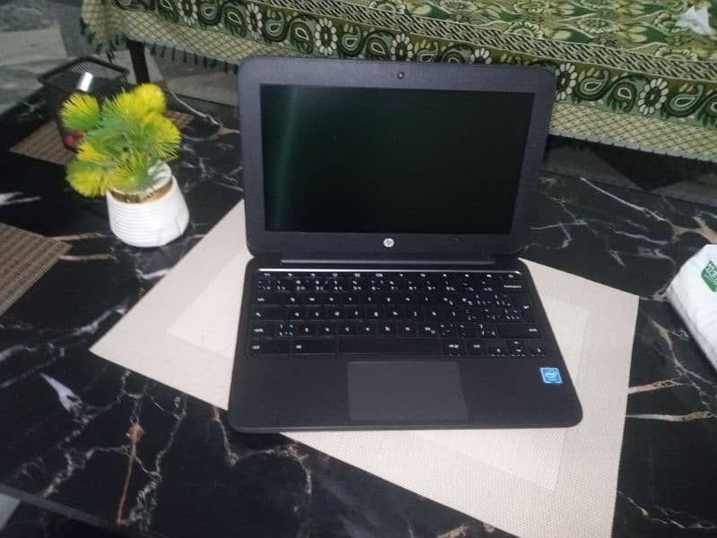 Laptop hp chrome book with charger 0