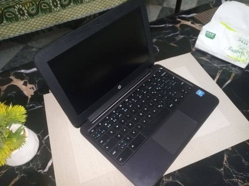 Laptop hp chrome book with charger 9