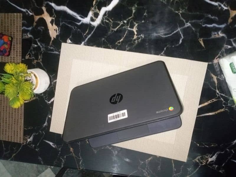 Laptop hp chrome book with charger 10