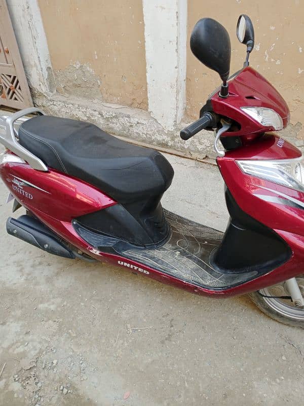 United NewF Edition(100cc) red colour. phone no. 033318sixty730 3