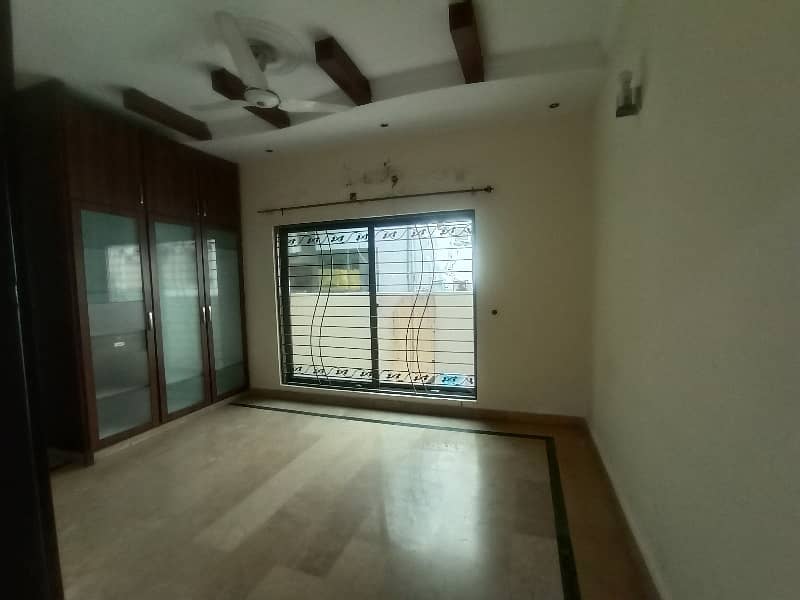 10 MARLA LOWER PORTION AVAILABLE FOR RENT IN DHA PHASE 4 4