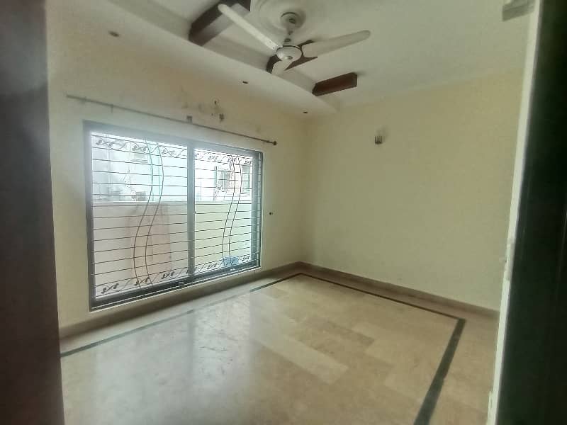 10 MARLA LOWER PORTION AVAILABLE FOR RENT IN DHA PHASE 4 5