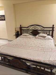 King bed without mattress