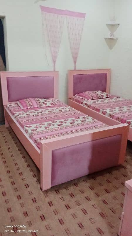 two almost new single beds with two sidetables 6