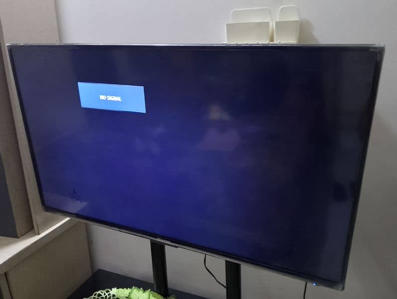 Hisense LCD with trolly sale 8