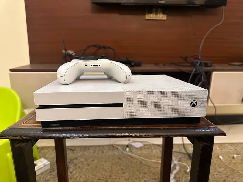 Xbox One S 1 TB With 13 Games 4