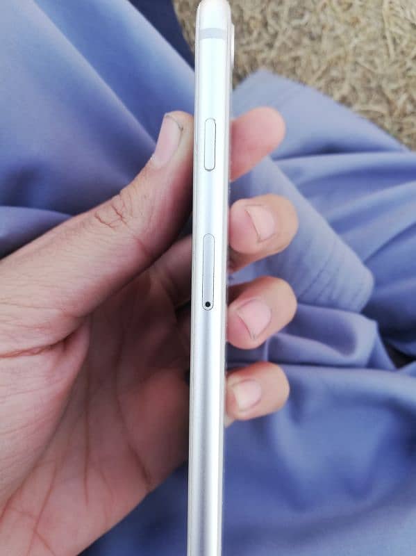 I phone 8 white colour full 10_10 condition Water proof and Non PTA 0