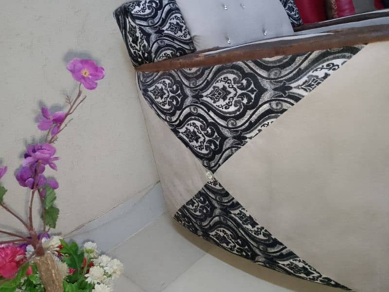 I want to sell sofa set urgent 0