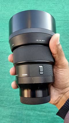 Sigma 85mm 1.4 lens