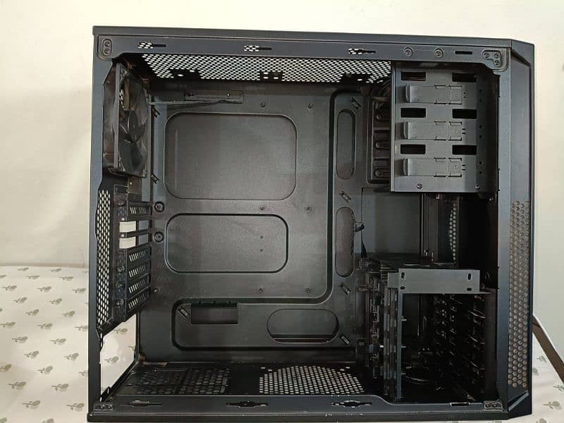 Gaming PC Case (Corsair)-Desktop Case (Cooler Master) 2