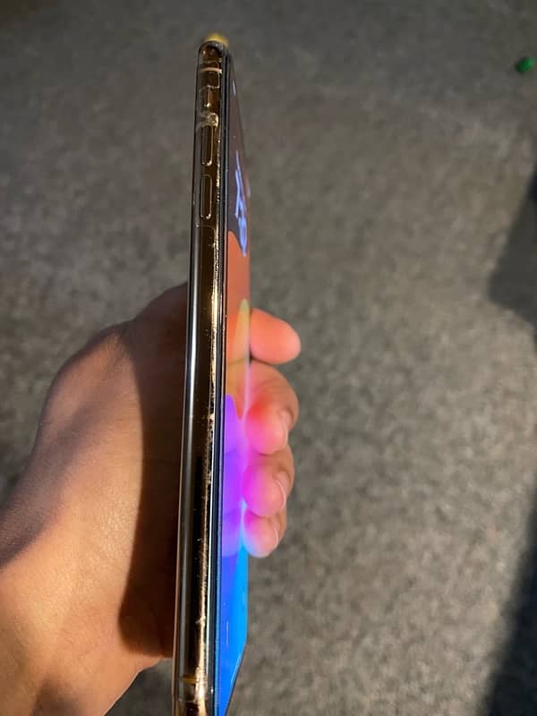 iphone xs mas in 10/10 condition 3