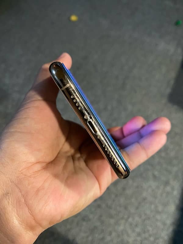 iphone xs mas in 10/10 condition 4