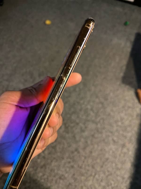 iphone xs mas in 10/10 condition 5