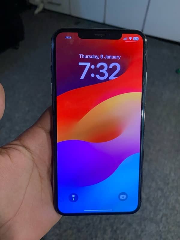 iphone xs mas in 10/10 condition 7