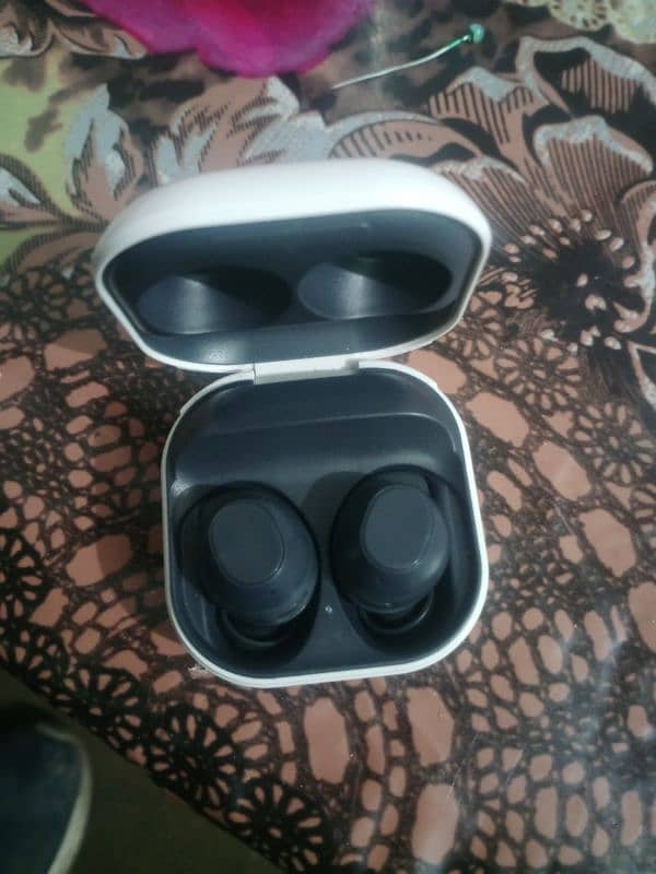 Samsung Galaxy Buds fe  (Original)Behreen Sy Aye , Urgent need money 4