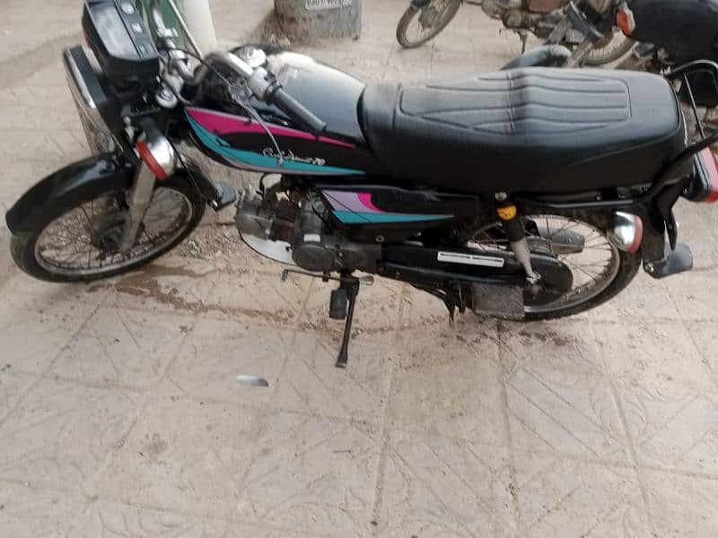 Honda bike is an urgent sale, all documents  need to be cleared 1