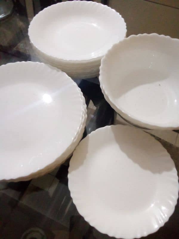 plastic plates with bowls 4