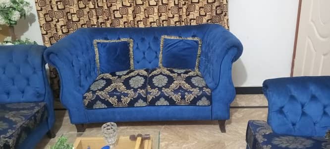 7 seater sofa set in good condition only 9 month used