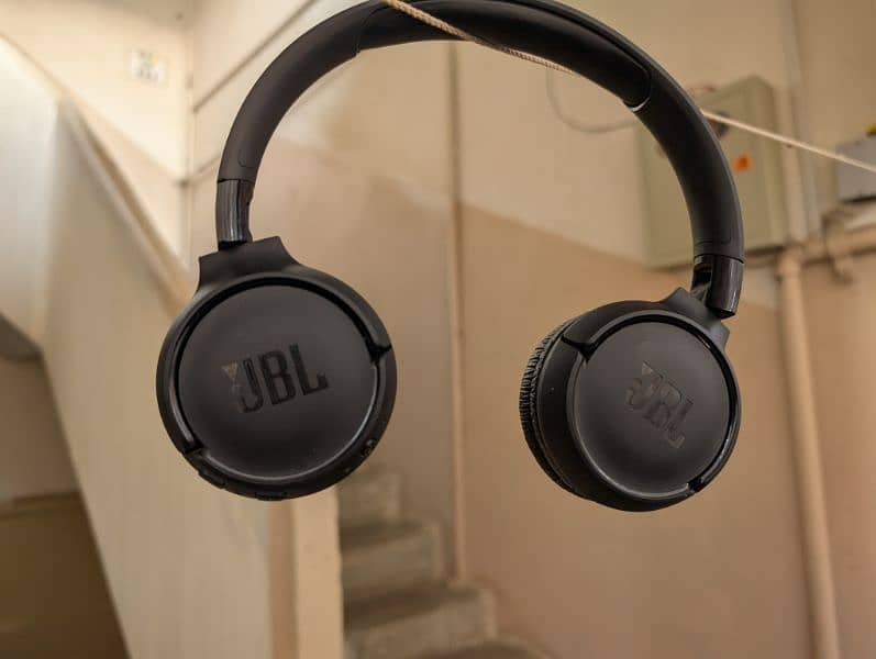 jbl 520 bt Bluetooth headphones 1