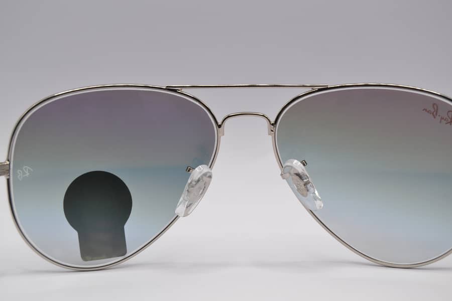 Ray-Ban aviator sunglasses gradient blue-tinted lenses 1