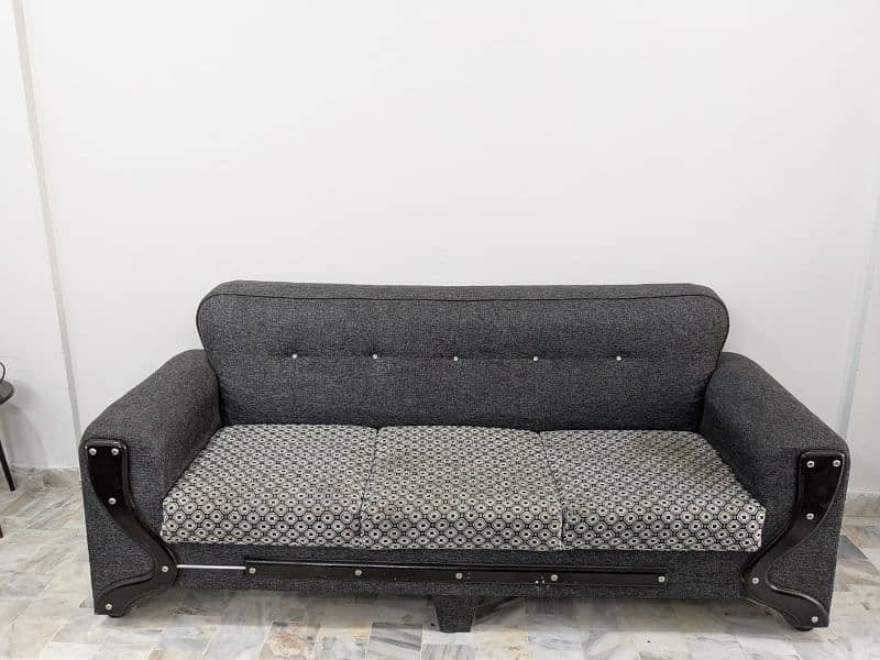 1 year used sofa in good condition 1