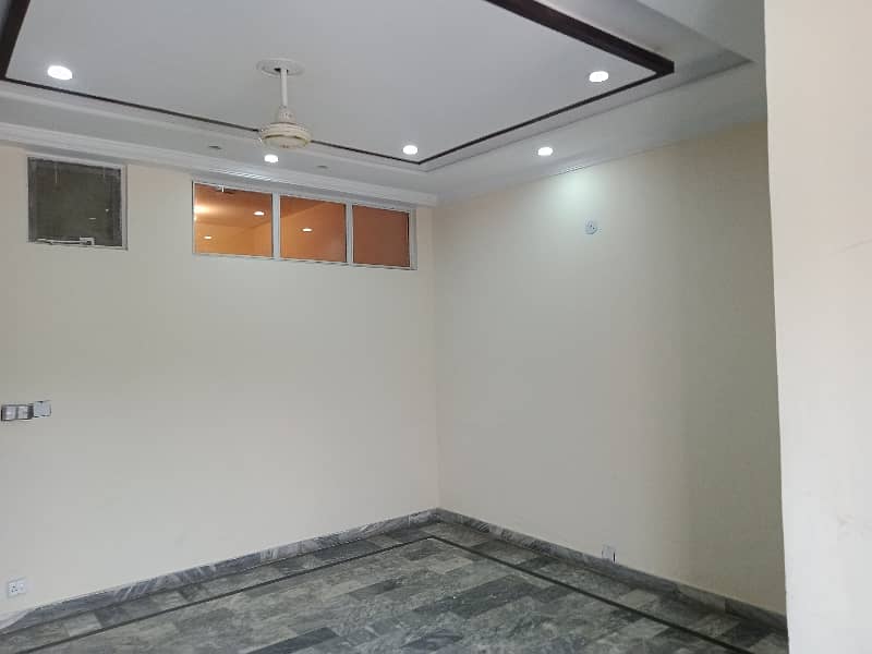 04 MARLA OFFICE 2ND FLOOR EXCELLENT LOCATION 31