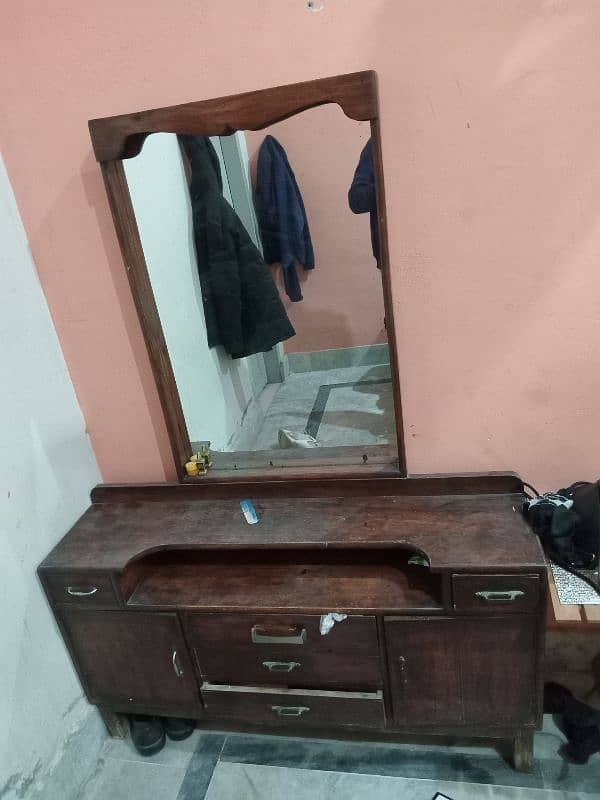 1 dressing table total wood ka ha . achi lahat ma ha. 1