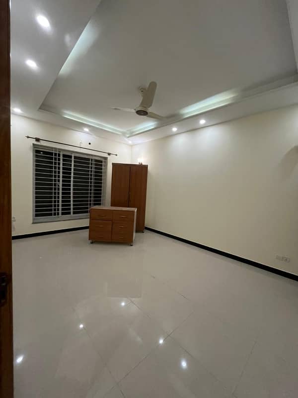 Beautiful sapart upper portion available for rent 3 bedroom with attached bathroom q 1