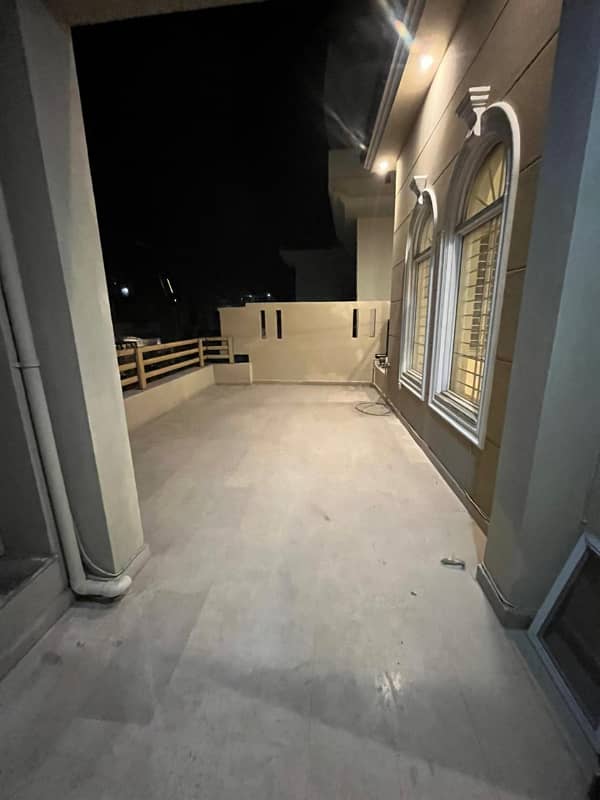 Beautiful sapart upper portion available for rent 3 bedroom with attached bathroom q 8