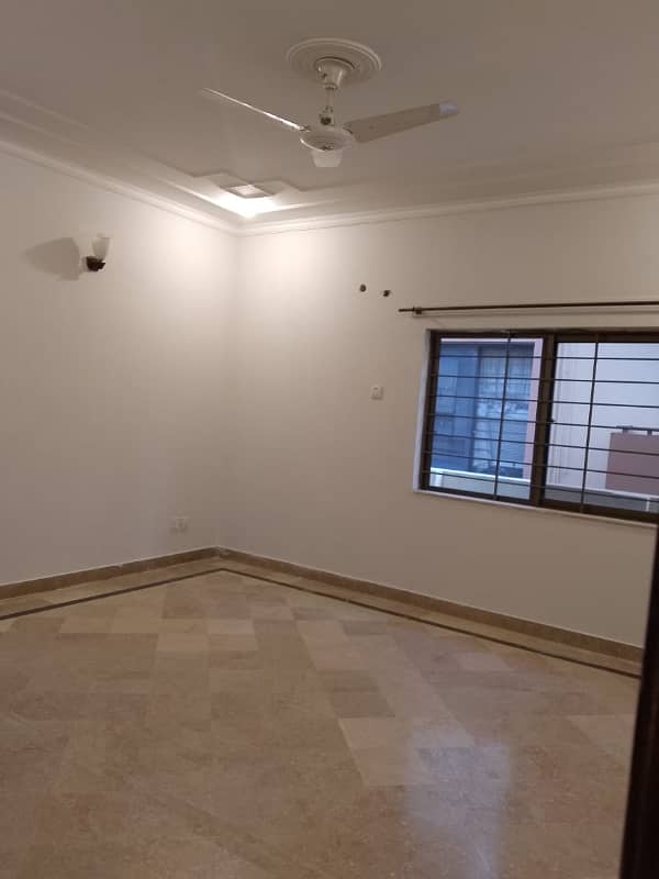 Beautiful sapart upper portion available for rent 3 bedroom with attached bathroom q 3