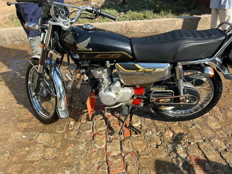 Honda CG 125 Special Edition 2023 black color 2