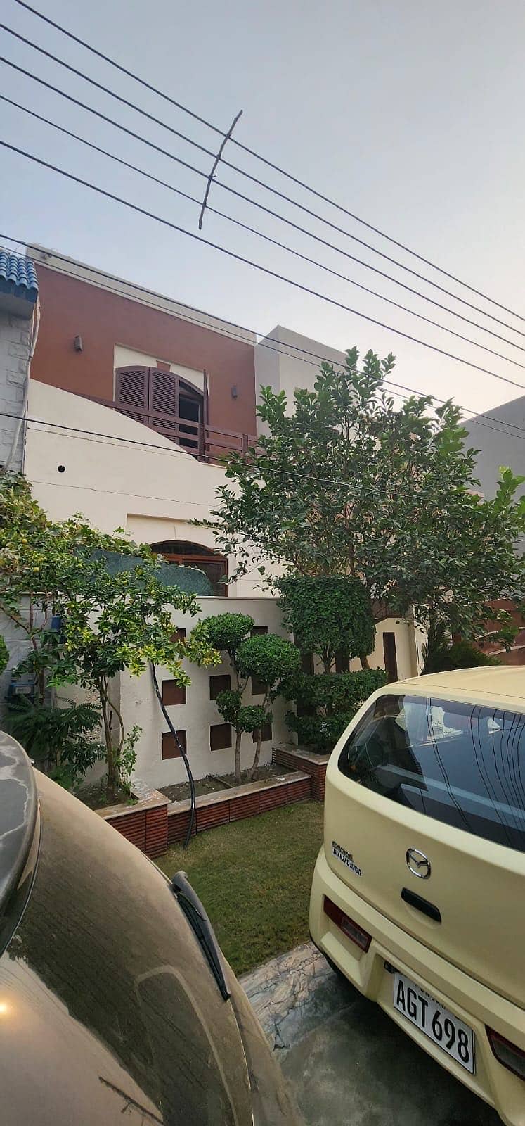 10 MARLA USED BUT IN GOOD CONDITION HOUSE IS AVAILABLE FOR SALE IN WAPDA TOWN PHASE 1 LAHORE 6