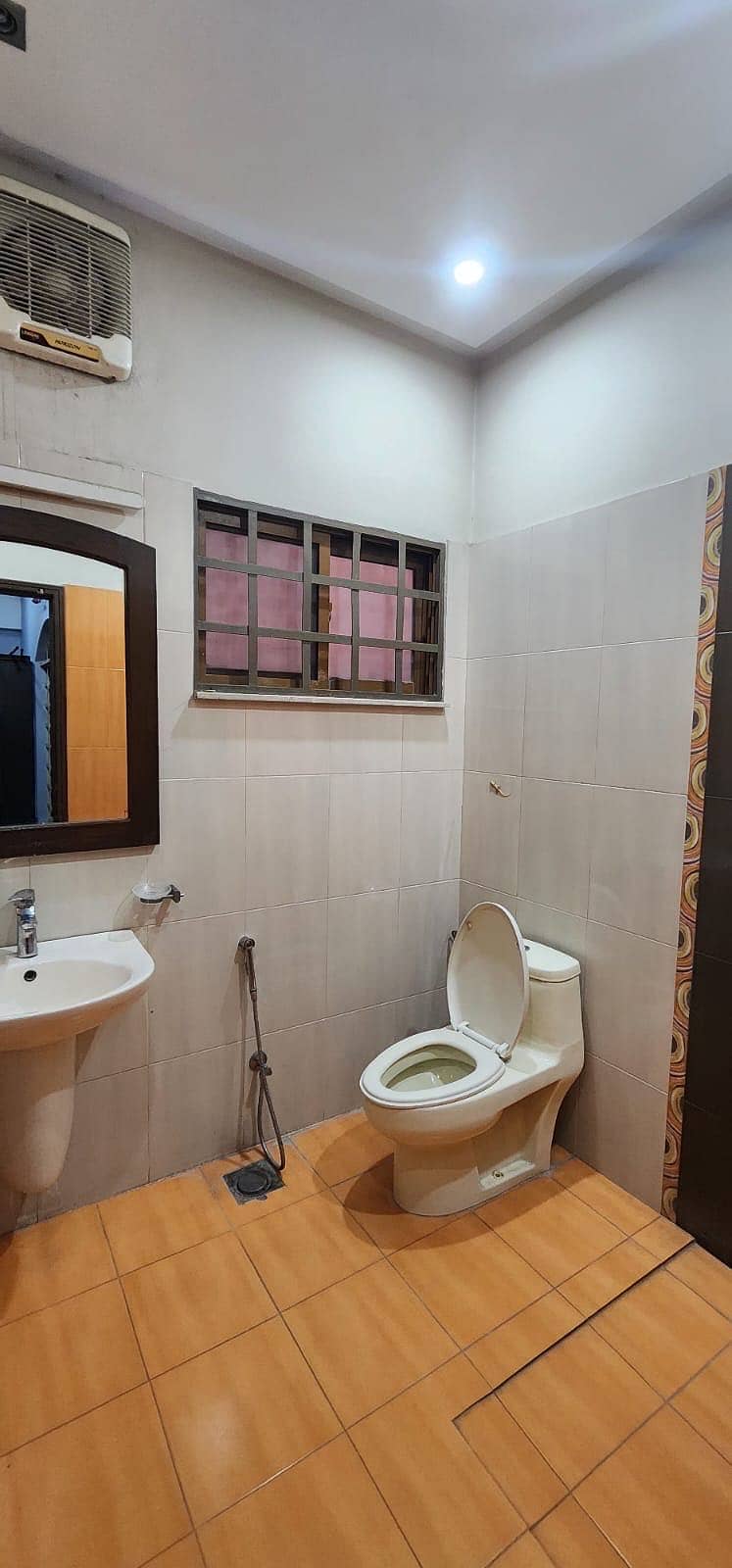 10 MARLA USED BUT IN GOOD CONDITION HOUSE IS AVAILABLE FOR SALE IN WAPDA TOWN PHASE 1 LAHORE 11