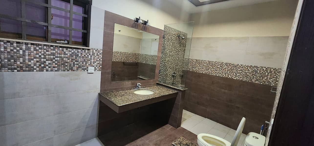 10 MARLA USED BUT IN GOOD CONDITION HOUSE IS AVAILABLE FOR SALE IN WAPDA TOWN PHASE 1 LAHORE 20