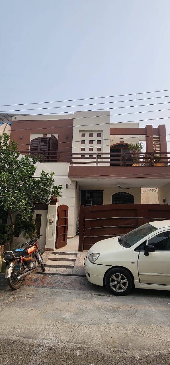 10 MARLA USED BUT IN GOOD CONDITION HOUSE IS AVAILABLE FOR SALE IN WAPDA TOWN PHASE 1 LAHORE 30