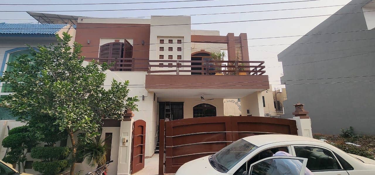 10 MARLA USED BUT IN GOOD CONDITION HOUSE IS AVAILABLE FOR SALE IN WAPDA TOWN PHASE 1 LAHORE 31