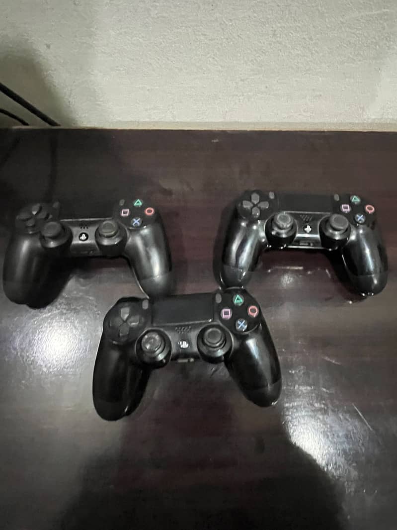 PS4 Slim 500 GB/3 Games/3 Controller 2