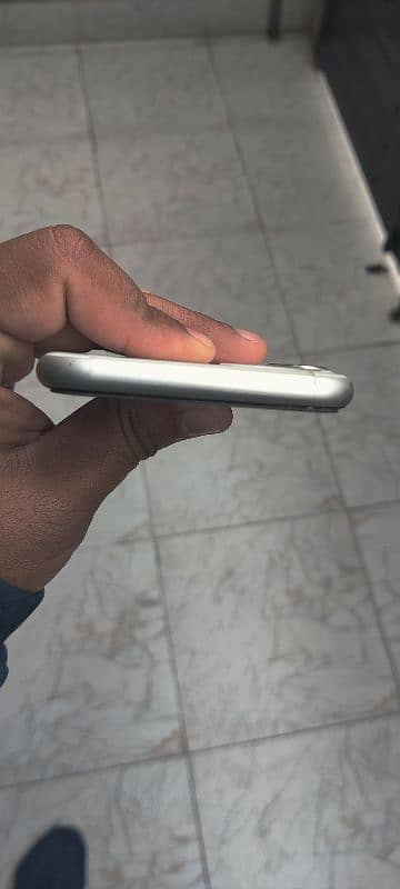 iphone 11 64gb white color 5