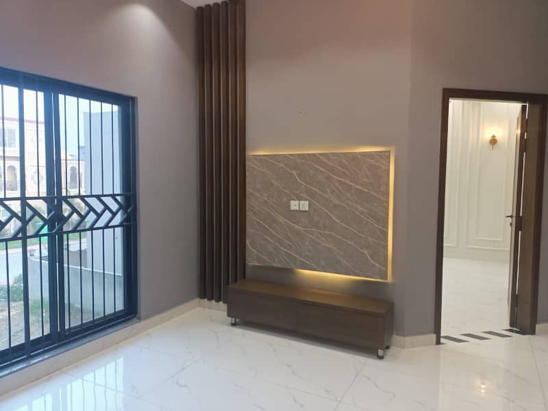 10 Marla Like Brand New Luxury House For Rent In Bahria Town Lahore. 17