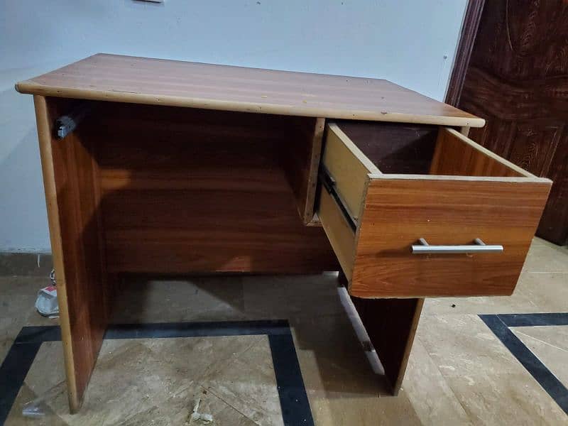 computer Table, For sale. with one drawer. 0