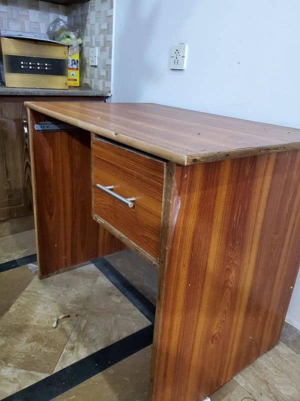 computer Table, For sale. with one drawer. 2